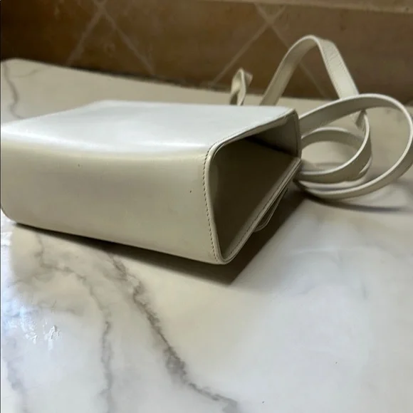 Salvatore Ferragamo White and Gold Crossbody Bag with leather strap - Picture 4 of 8